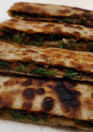 पालक के पराठे (Palak ke parathe Recipe in hindi) रेसिपी मुख्य फोटो