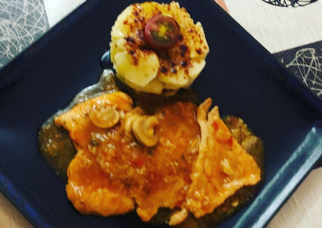 Fricandó de filete de cerdo con timbal de patata hervida