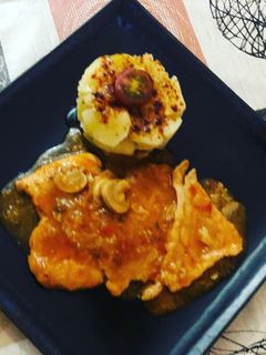 Una foto de Fricandó de filete de cerdo con timbal de patata hervida