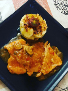 Una foto de Fricandó de filete de cerdo con timbal de patata hervida