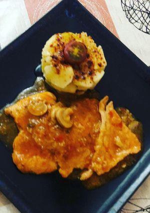 Una foto de Fricandó de filete de cerdo con timbal de patata hervida