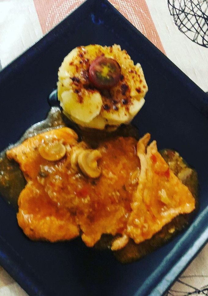 Una foto de Fricandó de filete de cerdo con timbal de patata hervida
