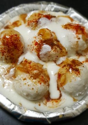 A picture of Dahi vada.