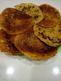 ચણા ના લોટ ના ચીલા (besan Chila recipe in gujarati) રેસીપી મુખ્ય ફોટો