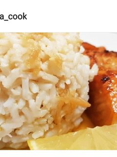 Une photo de Pavés de saumon marinés accompagnés avec du riz blanc