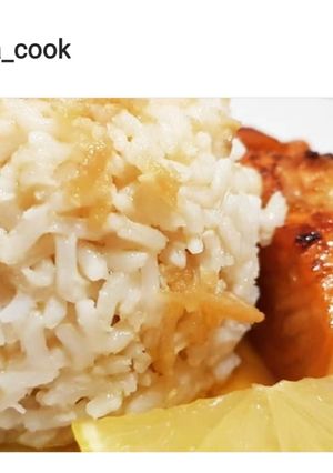 Une photo de Pavés de saumon marinés accompagnés avec du riz blanc
