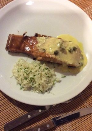 Una foto de Salmón con salsa teriyaki y salsa agria