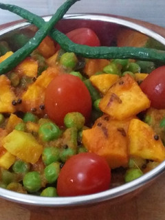 गाजर मटर आलू टमाटर की सब्जी (Gajar Matar aloo Tamatar ki sabji recipe in HIndi) रेसिपी मुख्य फोटो
