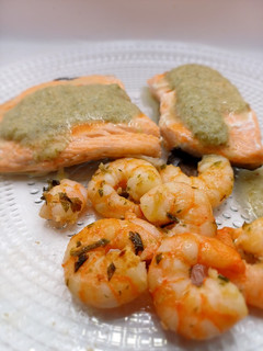 Una foto de Salmón con vinagreta de alcaparras y miel con langostinos al ajillo