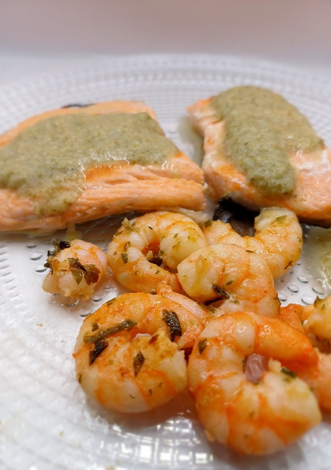 Una foto de Salmón con vinagreta de alcaparras y miel con langostinos al ajillo