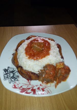 A picture of White rice,Goat meat stew and Dodo.