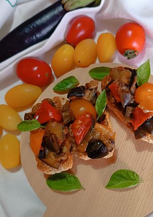 Foto di Crostini con melanzane e pomodorini