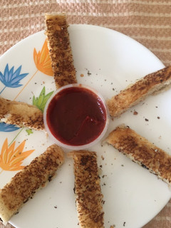 ચીઝ ગાર્લિક સ્ટીક્સ (Cheese Garlic Sticks Recipe In Gujarati) રેસીપી મુખ્ય ફોટો