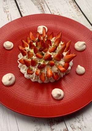 Une photo de Pavlova aux fraises