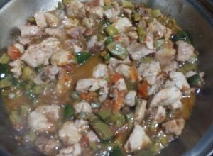 Una foto de Carne de puerco con nopales y pico de gallo