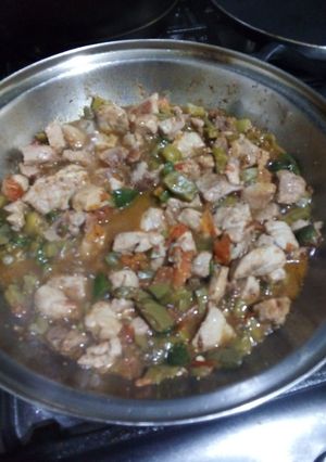 Una foto de Carne de puerco con nopales y pico de gallo
