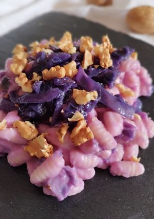 Foto di Cavatelli con verza rossa, caprino e noci