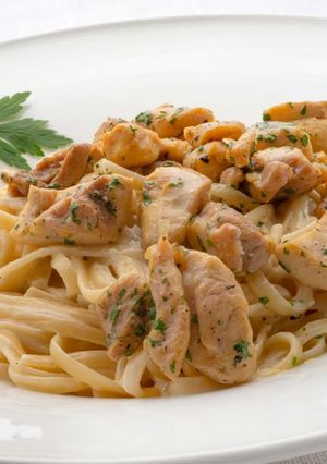 Una foto de Tallarines Alfredo con Pollo