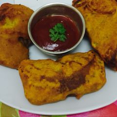 A picture of Stuffed Bread pakoda.