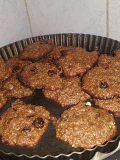 Una foto de Galletitas de avena, pasas de uva y banana con cacao