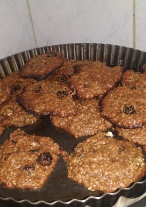 Una foto de Galletitas de avena, pasas de uva y banana con cacao