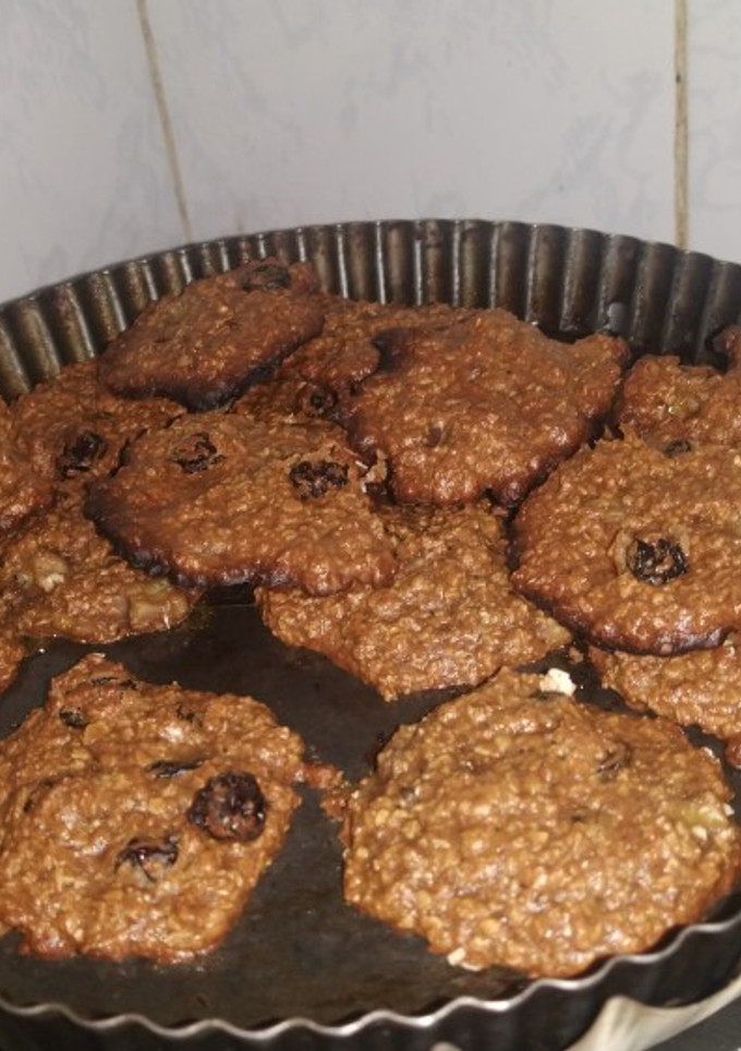 Una foto de Galletitas de avena, pasas de uva y banana con cacao