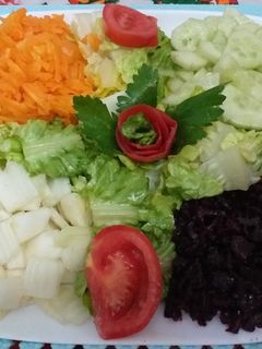 صورة لوصفة سلطة مشكلة 🥬🫐🥕🥒🍅