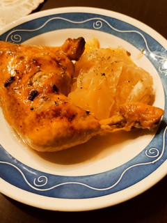 Una foto de Pollo al limón y mantequilla con cama de cebolla y patatas al orégano