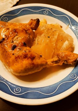 Una foto de Pollo al limón y mantequilla con cama de cebolla y patatas al orégano