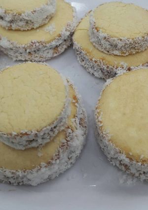 Una foto de Alfajores comunes, marmolados, y masitas dulces con nueces!!!