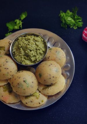 A picture of Oats Semolina Coriander Idli with Coconut Coriander Chutney.