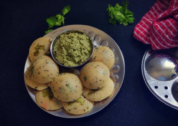 Simple Way to Prepare Speedy Oats Semolina Coriander Idli with Coconut Coriander Chutney