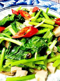 菠菜炒香菇~和大師一起吃飯 的食譜成品照片