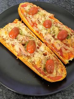 Una foto de Pan pizza de bacon y queso