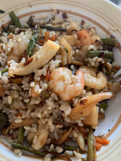 Una foto de Arroz integral con verduritas, sepia y gamba