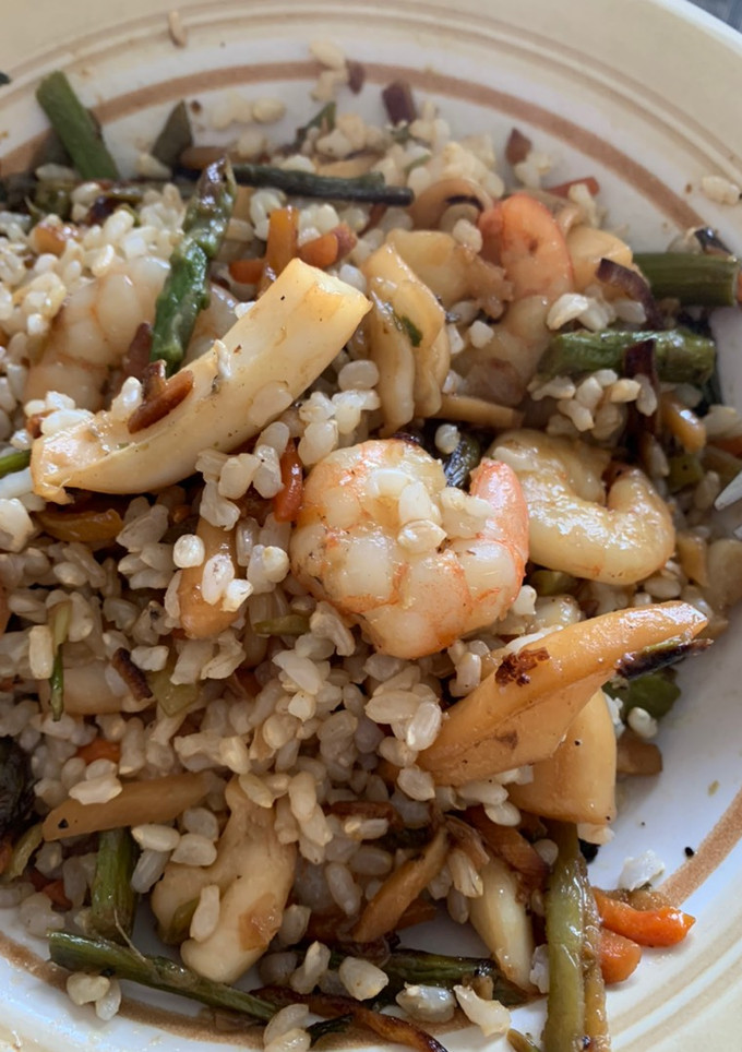 Una foto de Arroz integral con verduritas, sepia y gamba