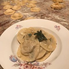 Mushrooms and ricotta ravioli (V) with butter and sage A picture of Mushrooms and ricotta ravioli (V) with butter and sage.