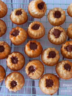 Une photo de Financiers noix de coco coeur chocolat