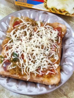 બ્રેડ પીઝા (Bread Pizza Recipe in Gujarati) રેસીપી મુખ્ય ફોટો