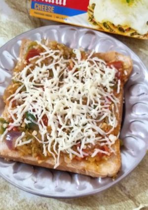 બ્રેડ પીઝા (Bread Pizza Recipe in Gujarati) રેસીપી મુખ્ય ફોટો