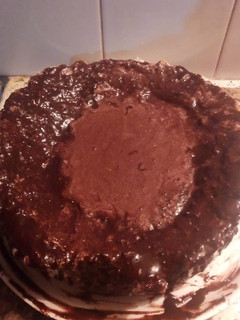 Una foto de Torta de merengue suizo y chocolate