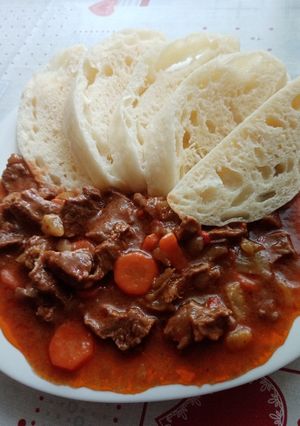 Zöldséges marhagulyás knédlivel recept fotója
