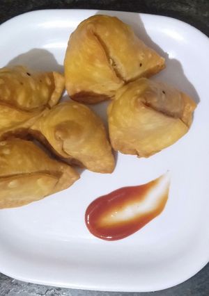 क्रिस्पी समोसे (Crispy samose recipe in hindi) रेसिपी मुख्य फोटो