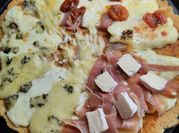 Una foto de pizza con roquefort y jamón serrano