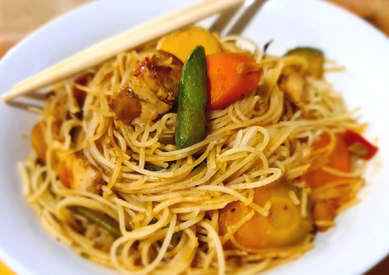 Noodles de arroz con verduras y pollo