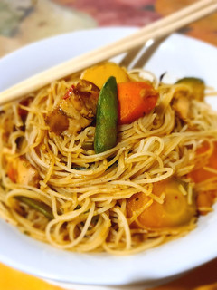Una foto de Noodles de arroz con verduras y pollo