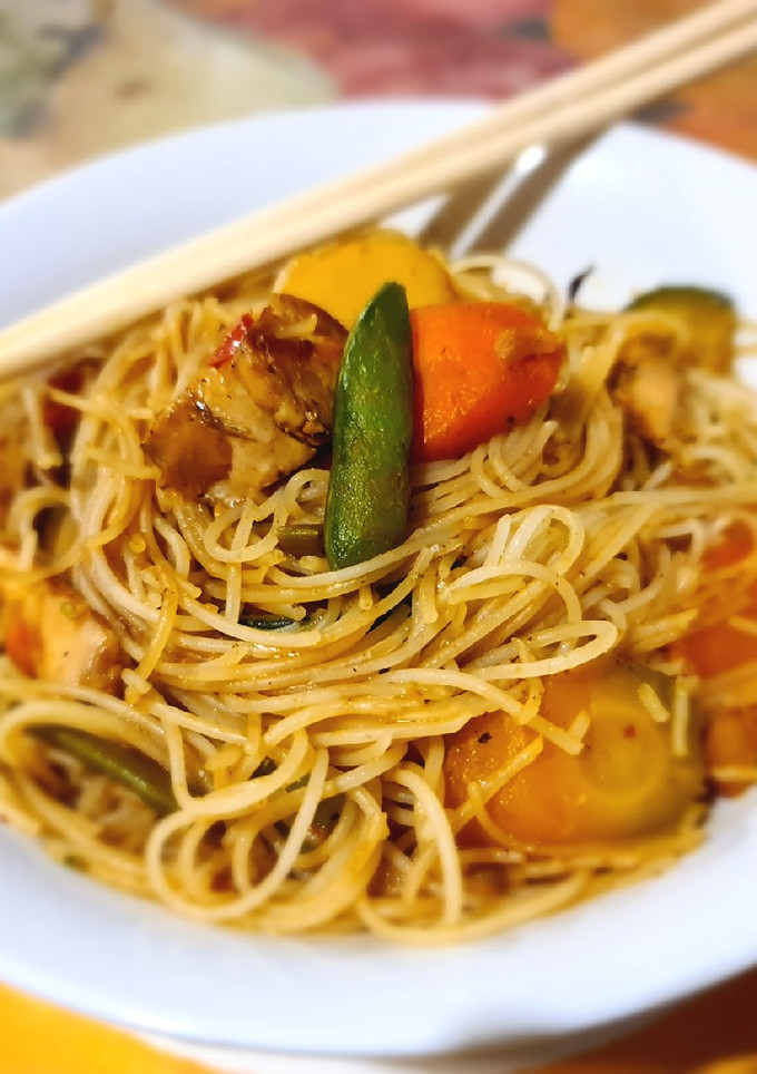 Una foto de Noodles de arroz con verduras y pollo