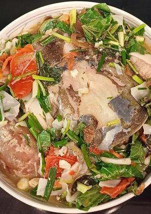 Hình của món Canh chua đầu cá nheo nấu măng.