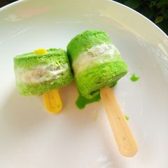A picture of Green white green popsicle.