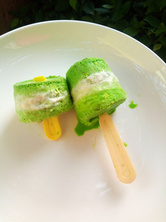 A picture of Green white green popsicle.